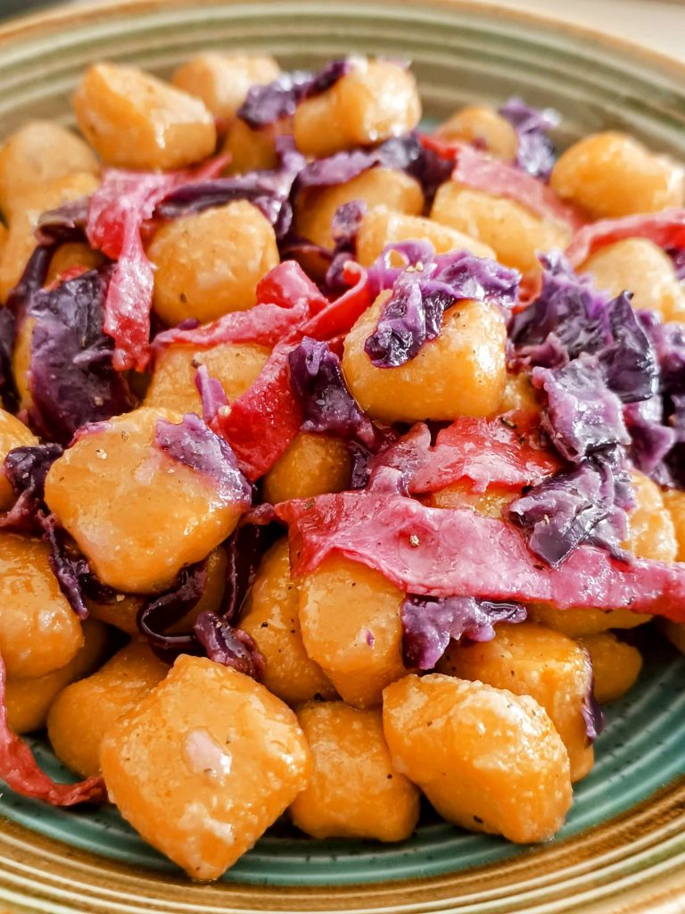 Gnocchi di patate e zucca con cavolo viola e bresaola senza burro e senza formaggio