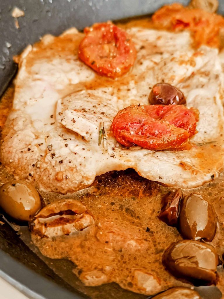 Capocollo in umido con pomodori secchi e olive
