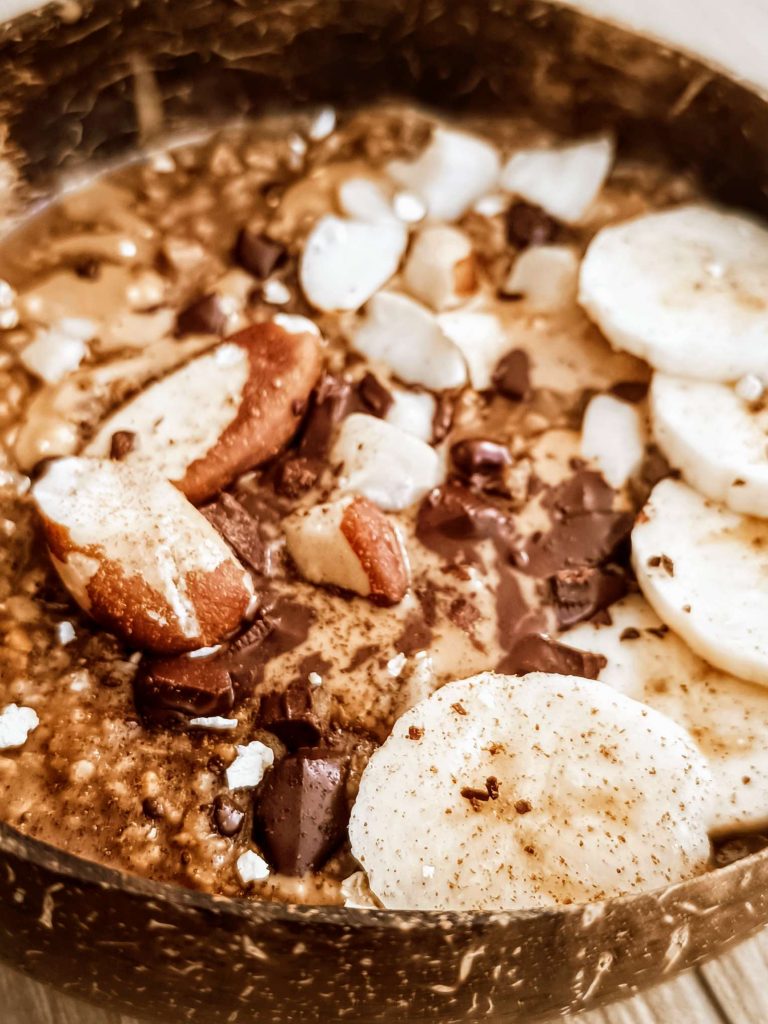 Porridge veloce con burro di arachidi cioccolato fondente e banana