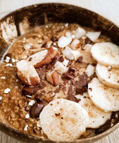 Porridge veloce con burro di arachidi cioccolato fondente e banana