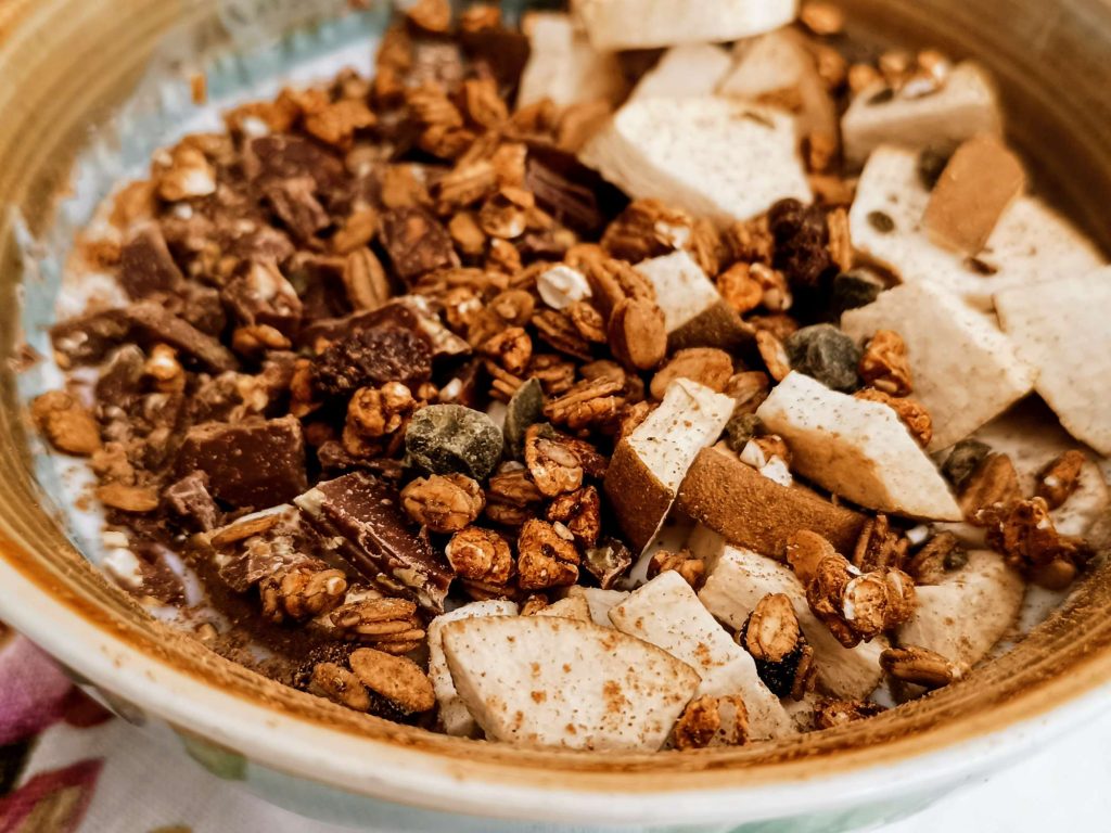 Bowl con kefir granola pere e cioccolato